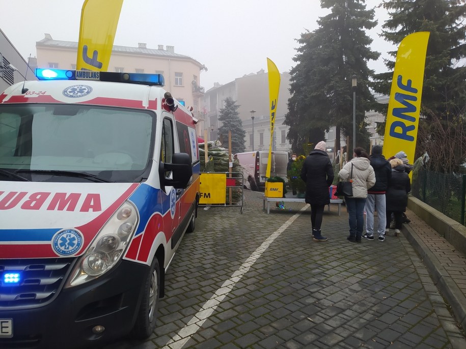 Rozdawaliśmy choinki także przed szpitalem im. Józefa Dietla /Jan Machejek /RMF FM