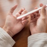 kruche paznokcie Rozdwajające się i kruche paznokcie? To sygnał niedoborów, chorej tarczycy lub wrażliwości na wodę