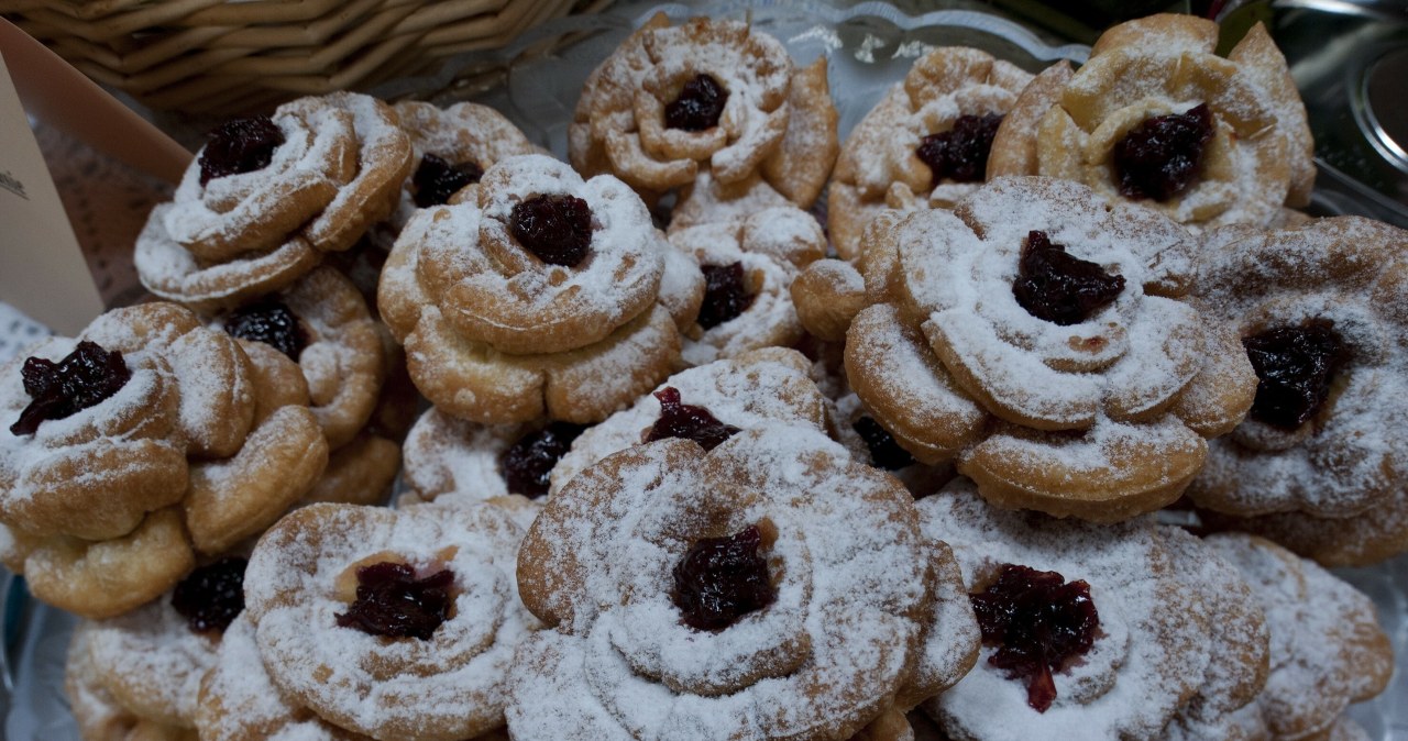 Róże karnawałowe to tradycyjny przysmak karnawałowy. Jak je przygotować? /East News