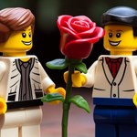 Róże z klocków Lego to prawdziwy hit! Biedronka oferuje popularny zestaw w niskiej cenie