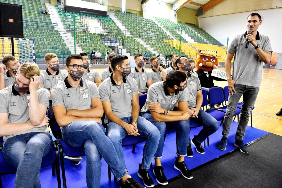 Rozgrywający Krzysztof Lijewski (P) wraz z zespołem podczas konferencji prasowej, na której zaprezentowano nowego sponsora mistrzów Polski /Andrzej Lange /PAP