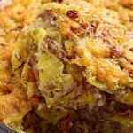 Rozgrzewa i syci całą rodzinę. Zapiekanka chłopska to pomysł na zimowy obiad