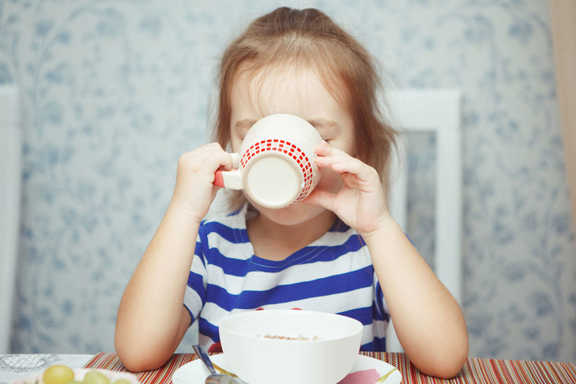 Rozgrzewająca herbata wzmacnia odporność dziecka /123RF/PICSEL