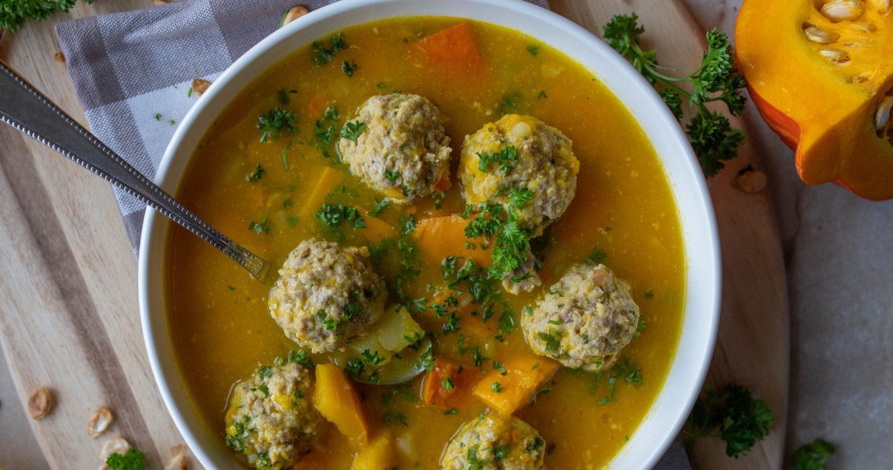 Rozgrzewająca zupa z dyni z dodatkiem mięsnych pulpecików /angelikaheine /123RF/PICSEL