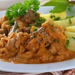 Rozgrzewający gulasz to klasyk kuchni węgierskiej. Sos z kapustą kiszoną robi tu robotę