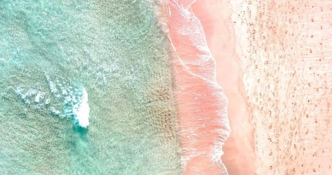 Рожевий пісок у поєднанні з бірюзовою прозорою водою створює пейзаж, який нагадує рай /Domena publiczna