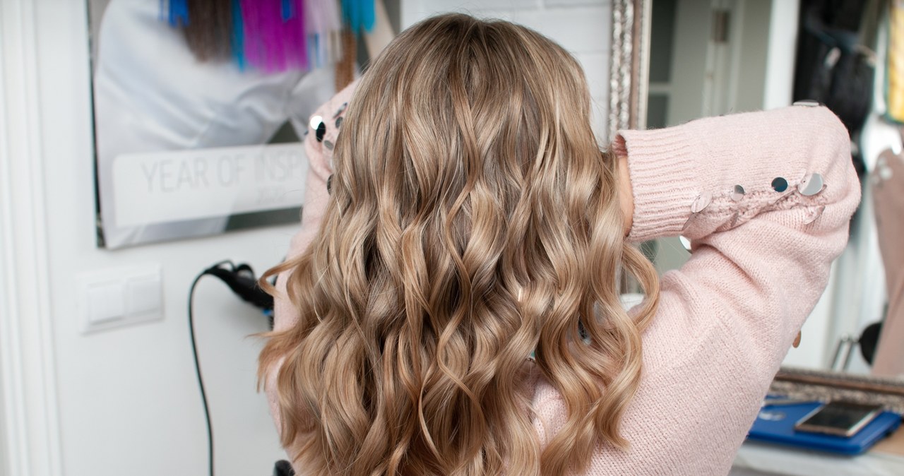 Rozjaśnione włosy techniką balayage w salonie fryzjerskim /123RF/PICSEL