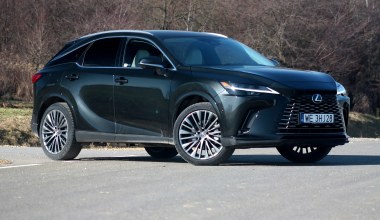 Rozładowałem baterię Lexusa RX 450h+ i pojechałem dalej. Spalanie zaskoczyło