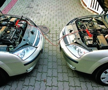 Rozładowany akumulator – jak zapalać auto „na pożyczkę”?