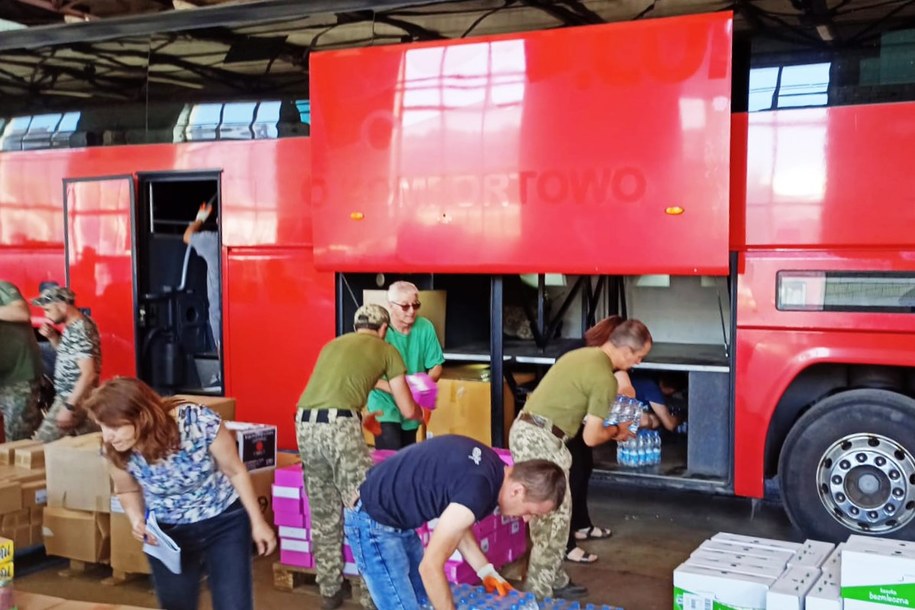 Rozładunek autokaru z pomocą humanitarną od władz samorządowych województwa łódzkiego /Władze obwodu Winnica /Materiały prasowe