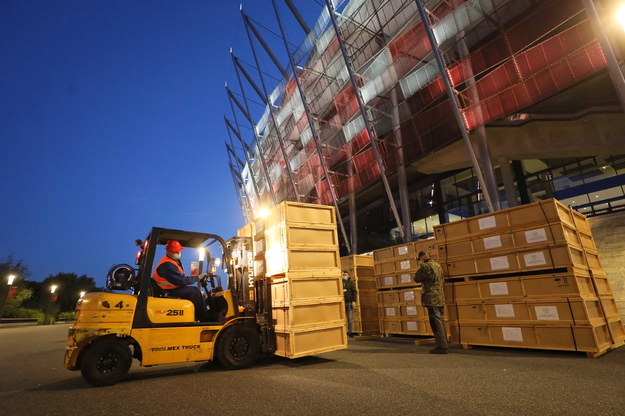 Rozładunek sprzętu medycznego przed Stadionem Narodowym w Warszawie /Paweł Supernak /PAP