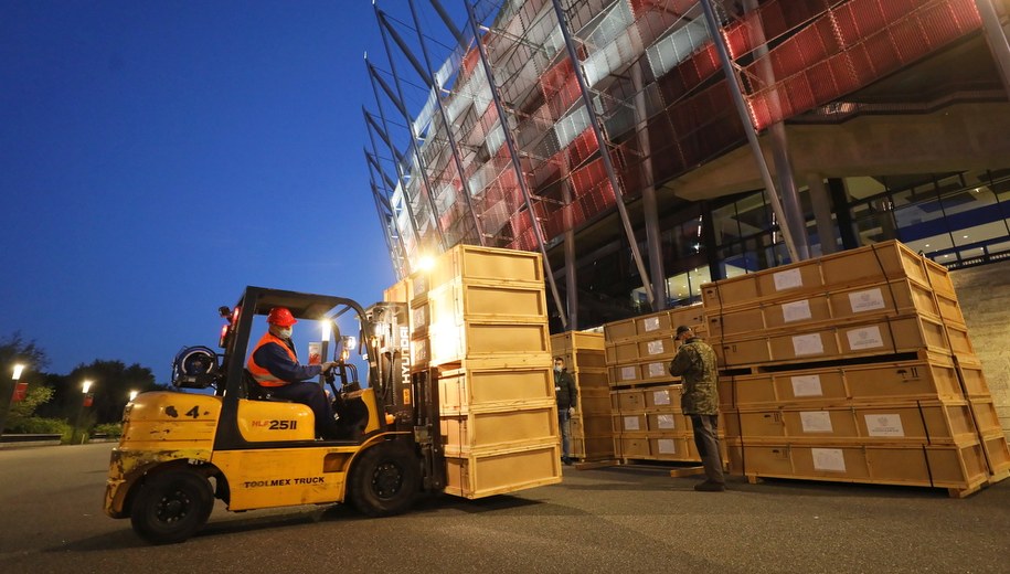 Rozładunek sprzętu przed stadionem /Paweł Supernak /PAP