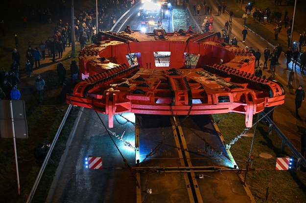 Rozładunek transportu maszyny typu TBM na placu budowy drogi wojewódzkiej nr 988 w miejscowości Babica /	Darek Delmanowicz   /PAP