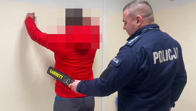 Rozlał gnojowicę przed domem ministra i groził politykom. Areszt dla 35-latka