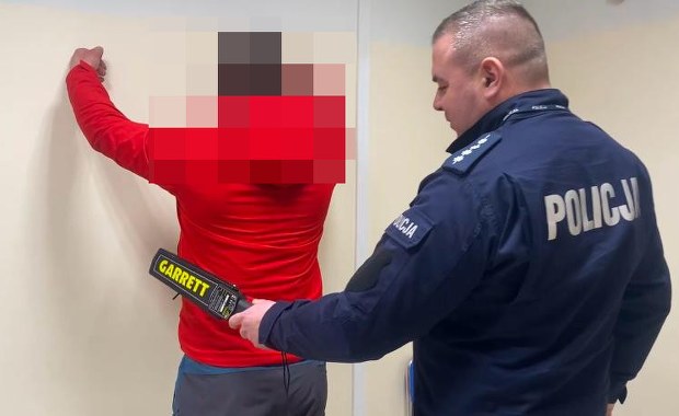 Rozlał gnojowicę przed domem ministra i groził politykom. Areszt dla 35-latka