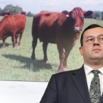 Rozlał gnojowicę przed domem ministra rolnictwa