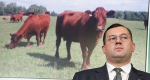 Rozlał gnojowicę przed domem ministra rolnictwa