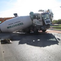 Przewrócona betoniarka blokuje "jedynkę" w Łodzi