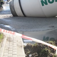 Przewrócona betoniarka blokuje "jedynkę" w Łodzi