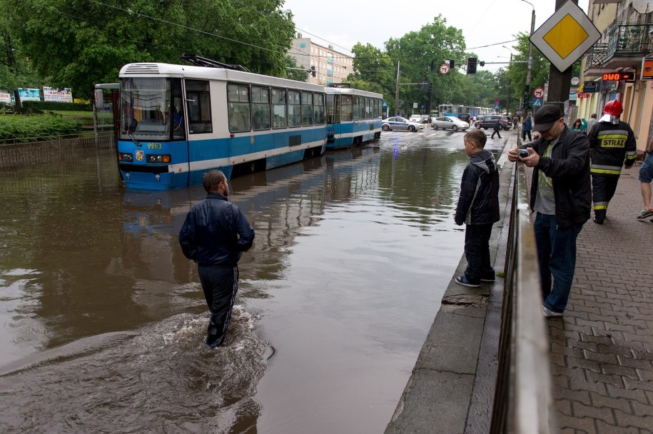 Rozlewisko pod wiaduktem na ulicy Reymonta we Wrocławiu /Maciej Kulczyński /PAP