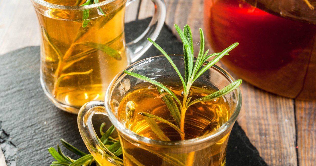Rozmarynowa herbata ma korzystny wpływ na zdrowie wątroby /bondd /123RF/PICSEL