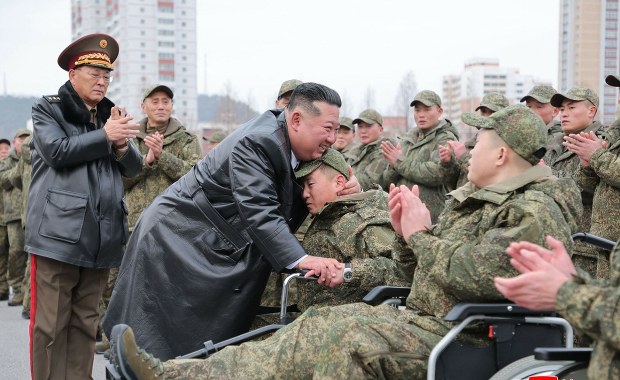 Rozminowywali tereny w Rosji. Kim Dzong Un wita północnokoreańskich żołnierzy