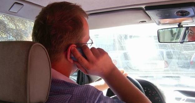 Rozmowa przez telefon podczas jazdy jest bardzo niebezpieczna /Informacja prasowa