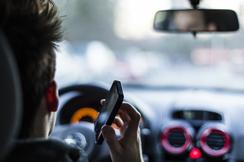 Rozmowa przez telefon w czasie jazdy samochodem może słono kosztować. Ile wynosi mandat? /Reporters / STG/REPORTER /East News