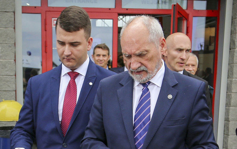 Rozmowa z ministrem Antonim Macierewiczem i Bartłomiejem Misiewiczem ma być "rzeczowa i merytoryczna" /Mariusz Grzelak /Reporter