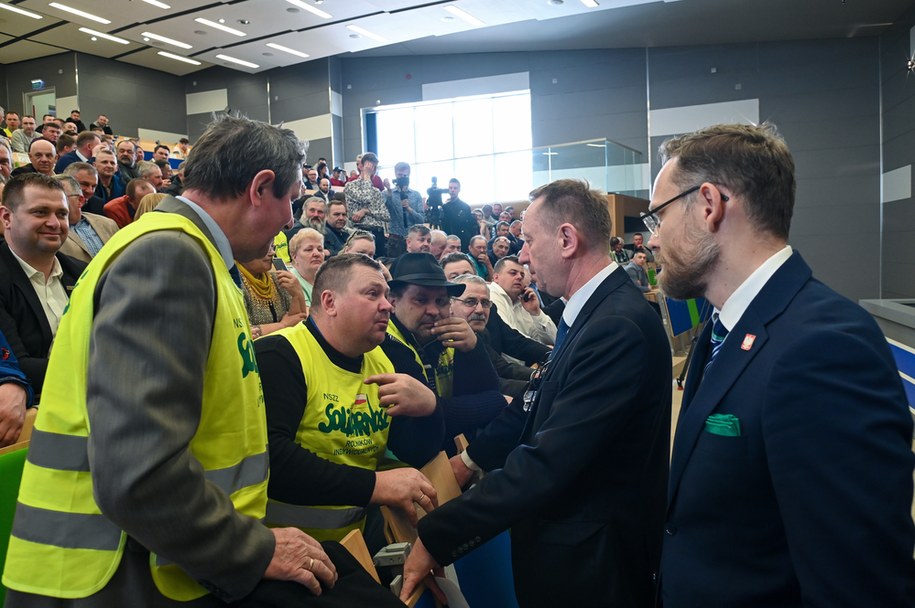 Rozmowy ministra rolnictwa Roberta Telusa z rolnikami protestującymi w Szczecinie /	Marcin Bielecki   /PAP