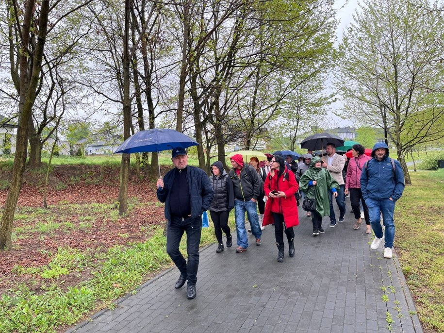 Rozmowy powodzian z mieszkańcami wsi Nieboczowy /Martyna Czerwińska /RMF FM