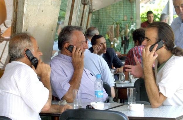 Rozmowy telefoniczne nie są mile widziane podczas wizyt w restauracji /AFP