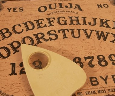 Rozmowy z duchami czy ściema? Naukowcy tłumaczą, jak działa plansza Ouija