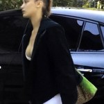 Roznegliżowana Bella Hadid na zakupach