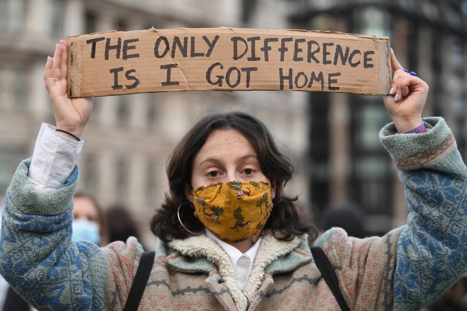 "Różnica jest taka, że ja wróciłam do domu". Jedna z kobiet protestujących w Londynie / 	NEIL HALL /PAP/EPA