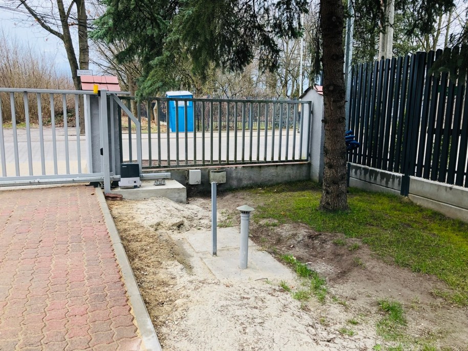 Różnica poziomów pomiędzy posesją a ulicą Morgową - widok od strony posesji /Agnieszka Wyderka /RMF FM