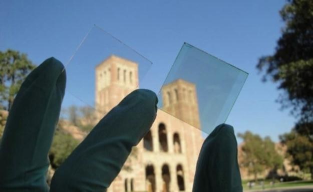 Różnica w przezroczystości szkła z i bez powłoki absorbującej światło.  Fot. UCLA /materiały prasowe