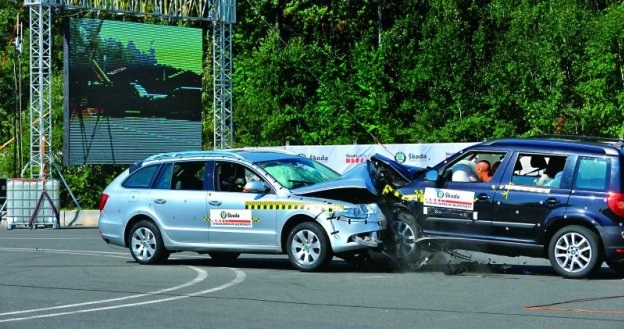 Różnica wielkości powoduje, że duże auto lepiej zniesie kolizję z małym, nawet jeżeli oba mają po pięć gwiazdek w testach zderzeniowych. /Motor