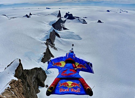 Rozow leci nad śniegami Antarktydy /fot. Red Bull /