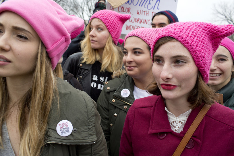 Różowe czapeczki na Marszu Kobiet w 2017. Poprzedniczki różowych grarniturów były znacznie tańsze, można je było nawet własnoręcznie wydziergać /Getty Images