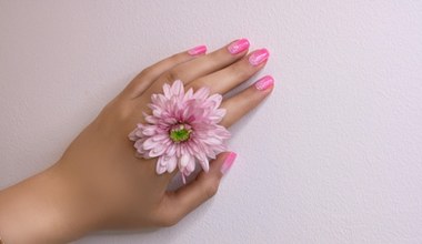 Różowe paznokcie ombre z efektem wow. Najmodniejsze warianty na każdą okazję