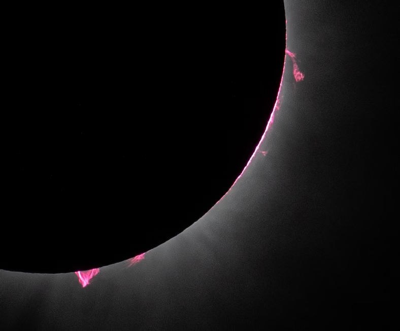 "Różowe promienie" uchwycone przez NASA przy zaćmieniu Słońca. /NASA/Keegan Barber /materiał zewnętrzny
