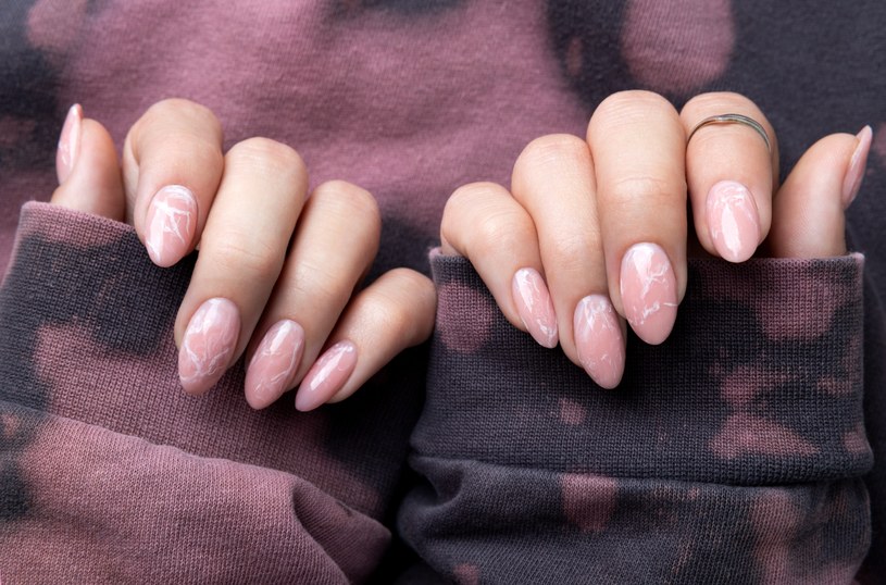Różowy manicure to hit tego sezonu /123RF/PICSEL