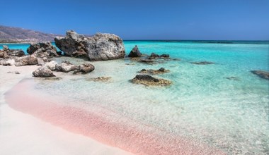 Różowy piasek i turkusowa woda. Europejska plaża ładniejsza niż Malediwy