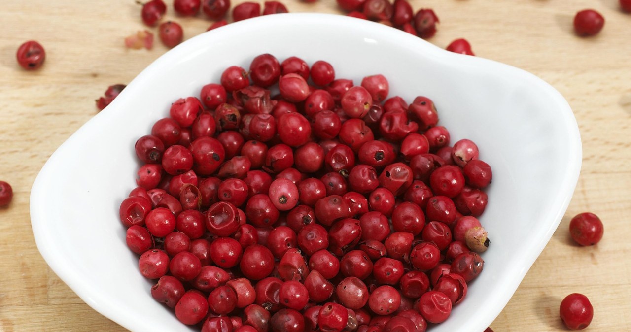 Różowy pieprz jest pikantny, ma również cytrusowo-kwiatowy aromat / slowmotiongli /123RF/PICSEL