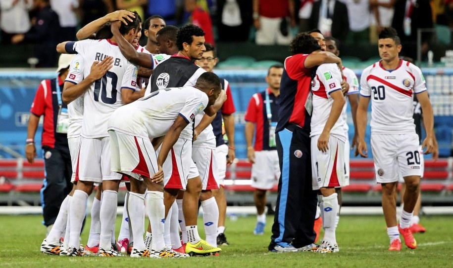 Rozpacz piłkarzy Kostaryki /Antonio Lacerda /PAP/EPA