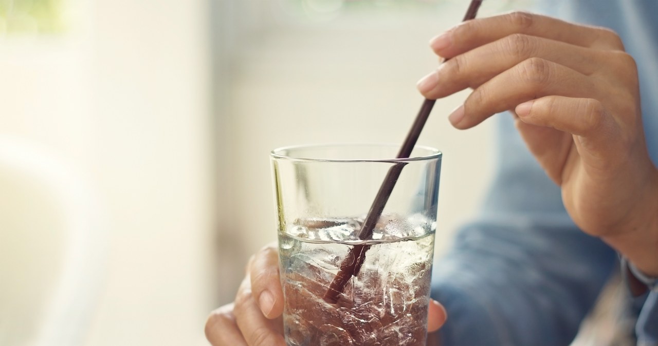 Rozpaleni i utrudzeni wielkomiejskim upałem, marzymy najczęściej o wodzie z lodówki /123RF/PICSEL