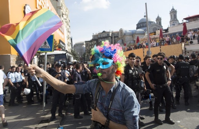 Rozpędzili paradę gejów, 5 osób zatrzymanych /PAP/EPA/TOLGA BOZOGLU /PAP/EPA