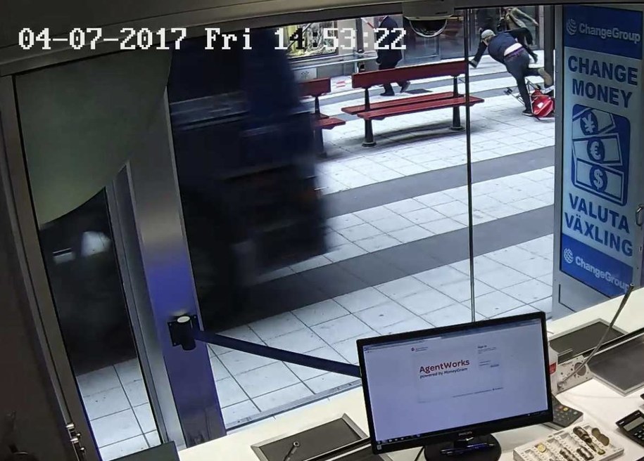 Rozpędzona ciężarówki zarejestrowana przez kamerę przemysłową w jednym ze sklepów Na Drottniggatan /SWEDISH POLICE /PAP/EPA