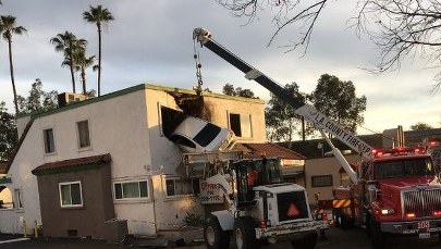 Rozpędzone auto wbiło się w lokal... na 1. piętrze budynku